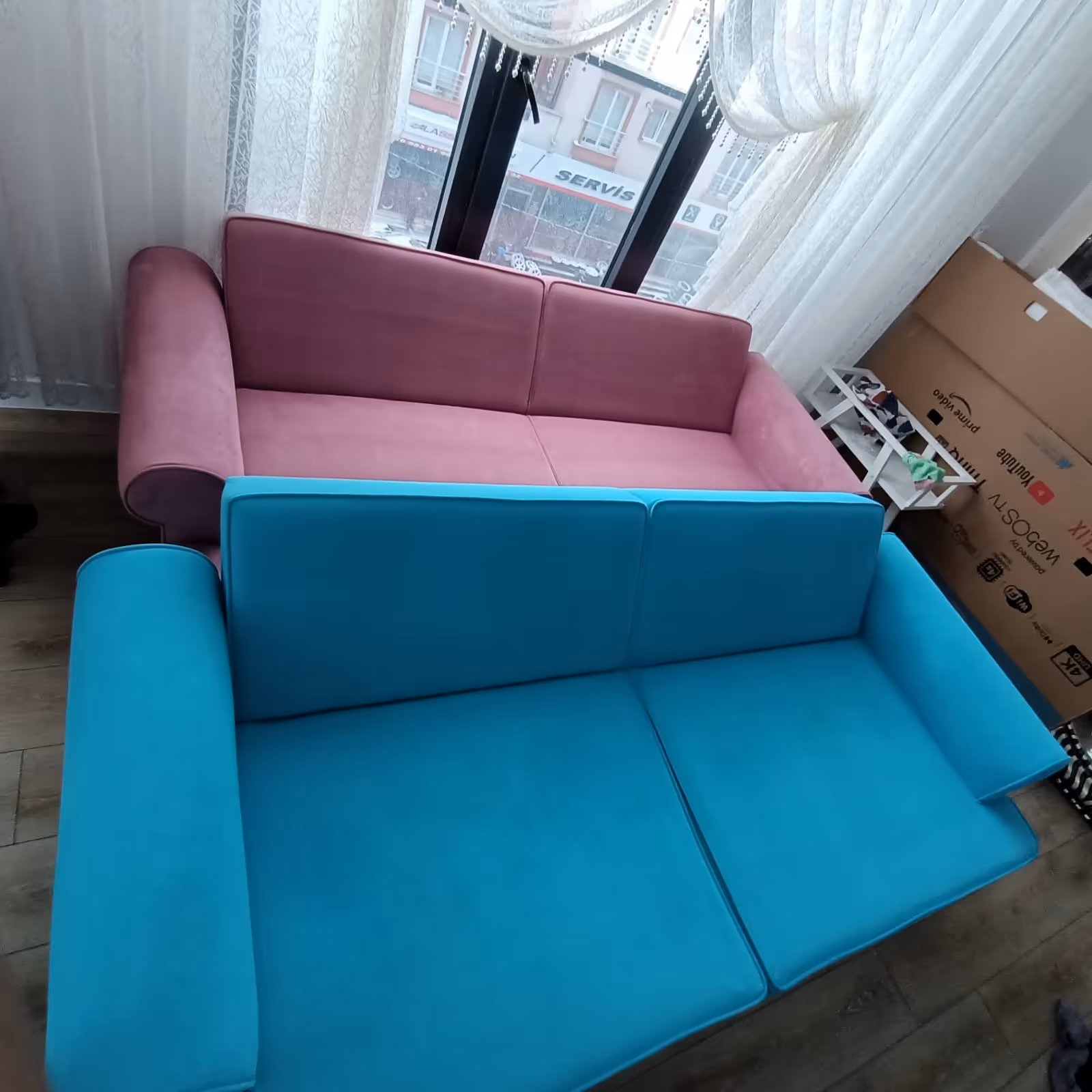 Yıkanmış pembe ve turkuaz koltuk takımı